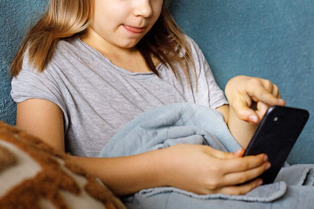 EBioMedicine: ранний контакт со смартфоном связан с тревожностью у подростков