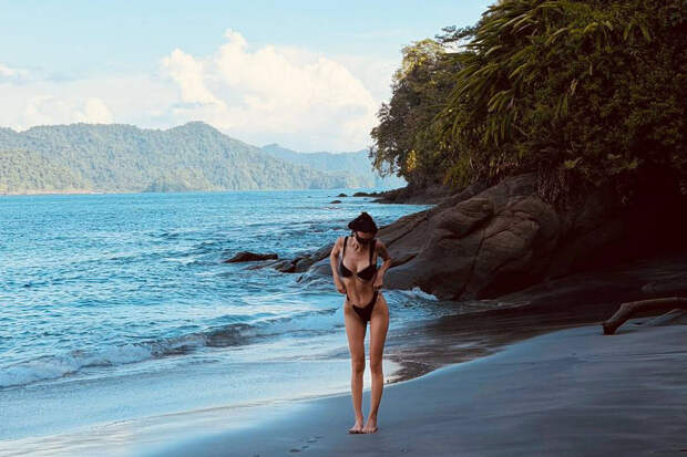 Блогер Оксана Самойлова показала фото в откровенном бикини