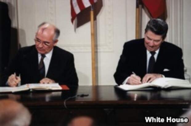 Рональд Рейган и Михаил Горбачев подписывают Договор об уничтожении ракет средней и меньшей дальности в Белом доме 8 декабря 1987