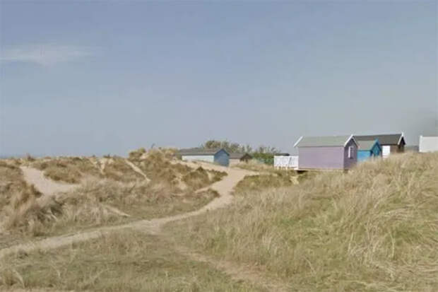 Тело пропавшего туриста оказалось среди дюн на популярном пляже в Европе