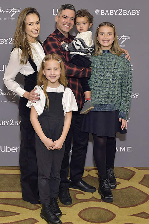 Джессика Альба с мужем Кэшем Уорреном, дочерьми Хэвен и Онор и сыном Хэйесом