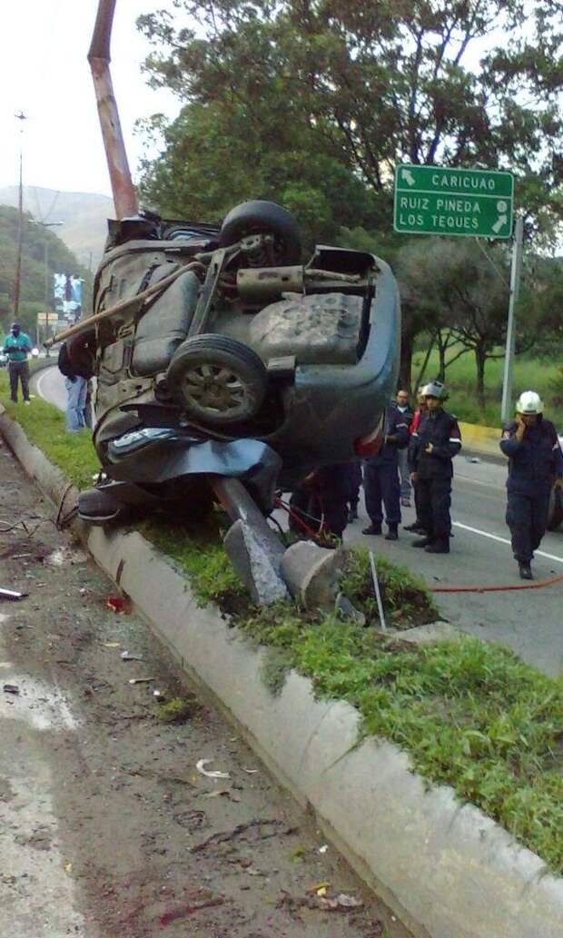 В столице Венесуэлы машина обняла столб авария, дтп, столб