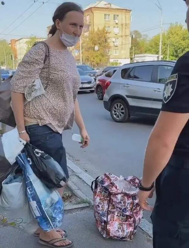 В Киеве многодетная горе-мать несла новорожденного в сумке по жаре и пела колыбельную
