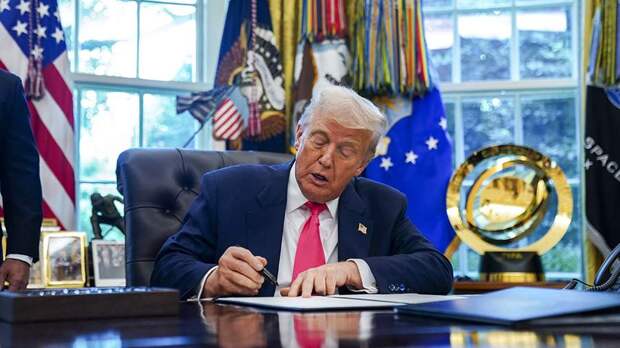 Трамп подпишет указ о наказании за осквернение американского флага