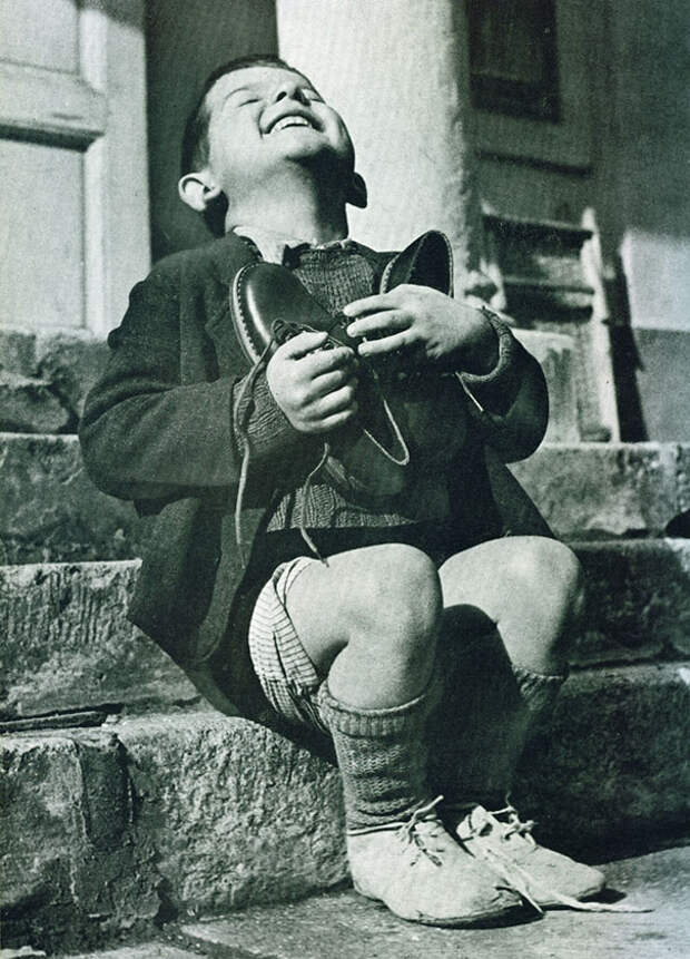 Австрийский мальчик получил новые туфли во время Второй мировой войны