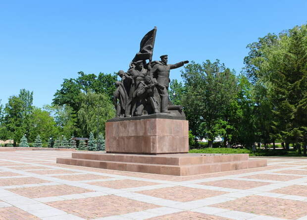 Памятник в Сквере 68 десантников города Николаева