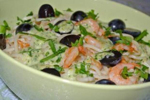 Фото к рецепту: Салат с креветками и виноградом