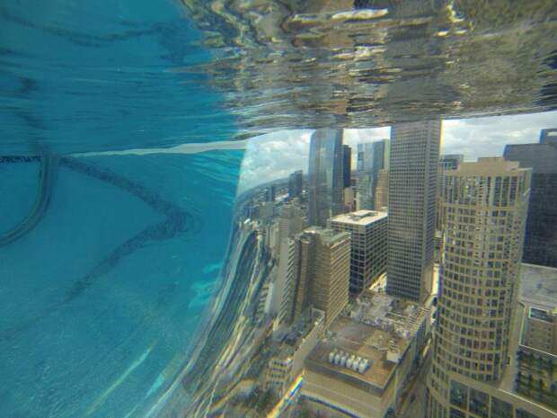 Этот бассейн висит в воздухе на 150-метровой высоте и не каждый осмелится поплавать там