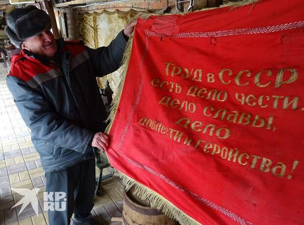 Алексей Мартынов поднял упавшие после колхоза красные знамена.