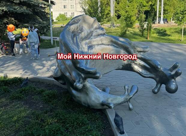 Арт-объект упал в сквере на улице Березовской в Нижнем Новгороде
