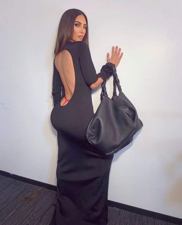 Ким Кардашьян в платье Givenchy из коллекции весна-лето 2021