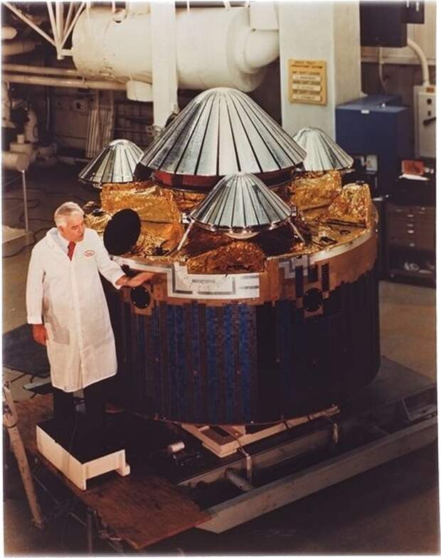 Pioneer Venus 2 inspection.jpg