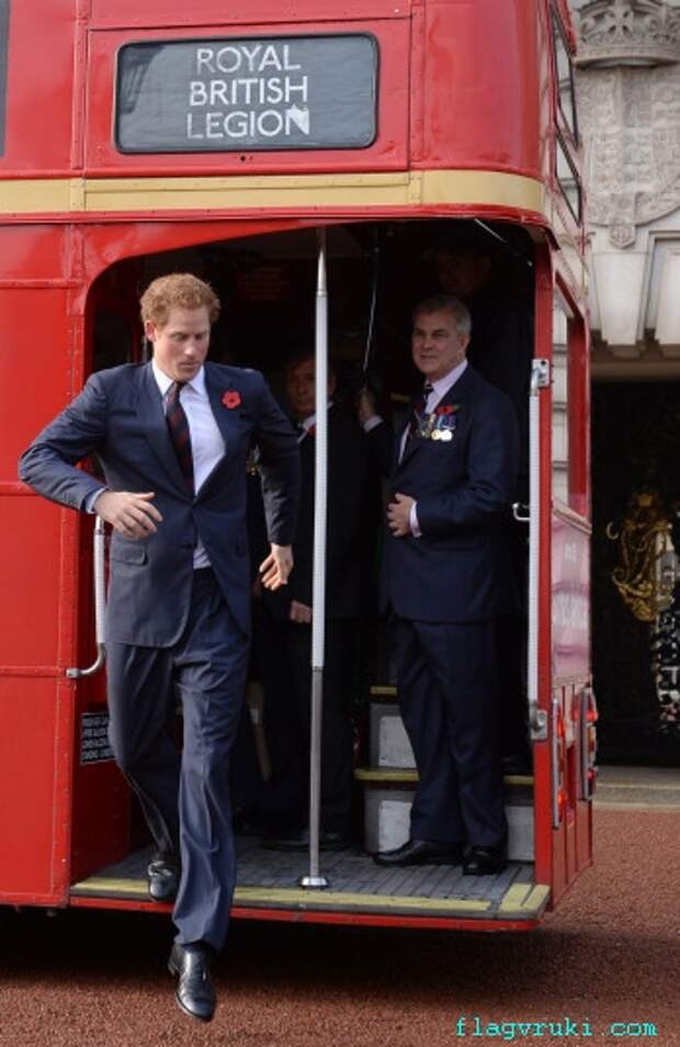 Принц Гарри встретился с членами Королевского британского легиона в специальном автобусе во время празднования Дня перемирия в Букингемском дворце в Лондоне.