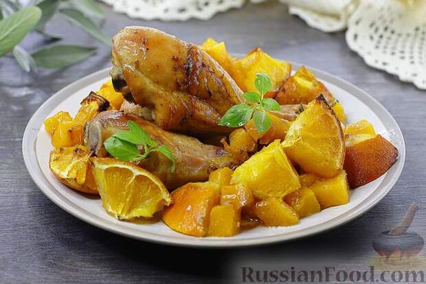 Фото к рецепту: Курица, запечённая с тыквой и апельсином