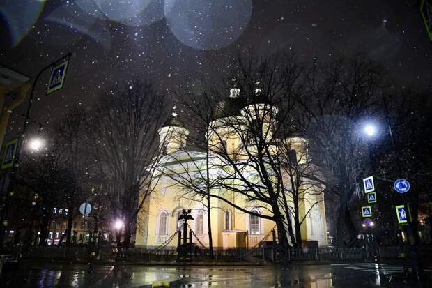 Белый хлопья падают с неба в Петербурге. Первый зимний снег покрывает город