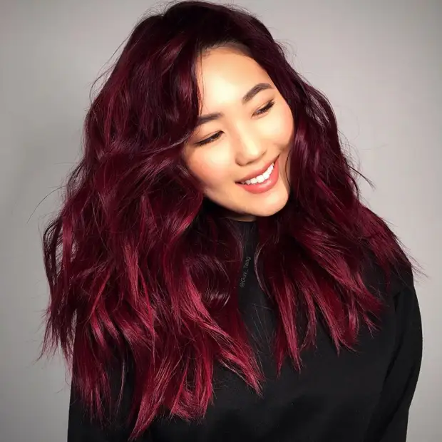 Бордовые волосы — самый притягательный тренд цвета волос зимы 2020-2021