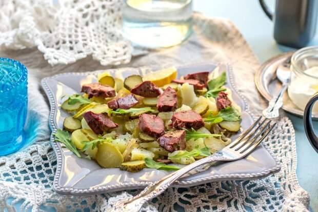 салат с соленым огурцом и печенью