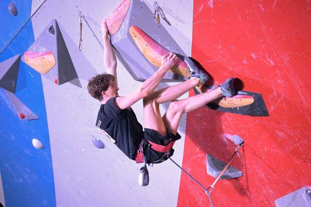 Россиян допустили к международным турнирам по скалолазанию