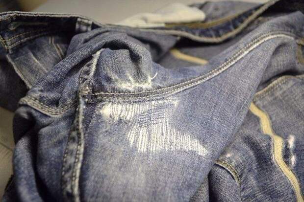 Как аккуратно и незаметно зашить нитку на джинсах 3