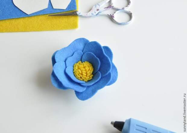 Делаем цветы из фетра для декоративной цифры