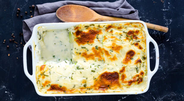 Кабачковая запеканка с брынзой и зеленью. \ Фото: gastronom.ru. Кабачковая запеканка с брынзой и зеленью. \ Фото: gastronom.ru.