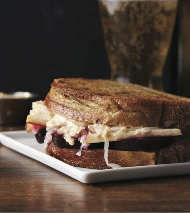 Сэндвич «Рубен». \ Фото: pinterest.ru. Сэндвич «Рубен». \ Фото: pinterest.ru.