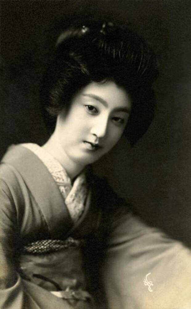 Sakae (さかえ)  гейша района Шитайя (Shitaya) Токио периода Тайсе, была популярна после русско-японской войны, печатались почтовые открытки с её изображением.