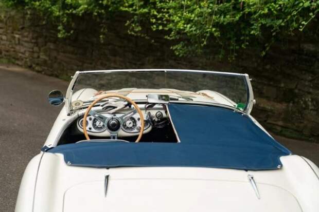 Британский родстер Austin-Healey 100 и Austin-Healey 3000