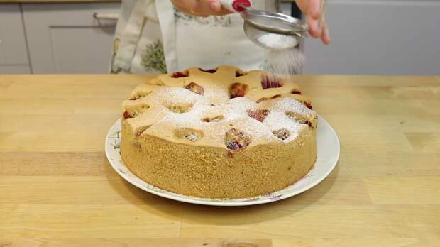 Самый простой летний пирог с клубникой: можно испечь с любыми ягодами или фруктами