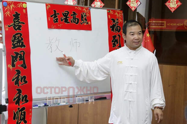 В Костроме преподавателя из Китая оштрафовали за наклейку запрещенной организации