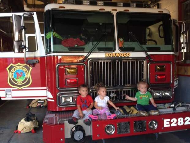 Двухлетние Джуд, Стелла и Хавьер на пожарной машине.