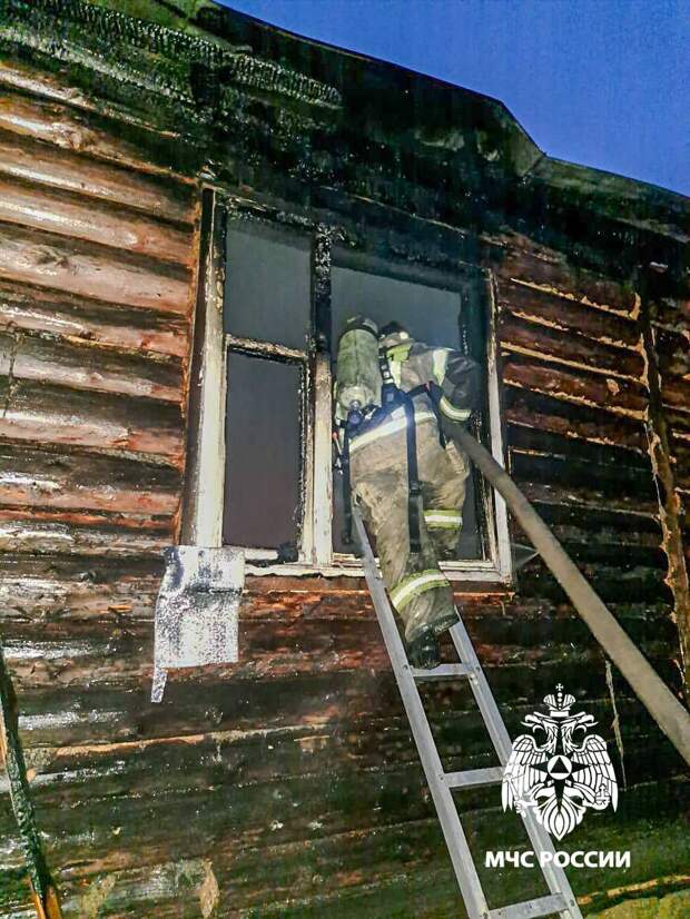 В Бежецке рано утром загорелся жилой дом