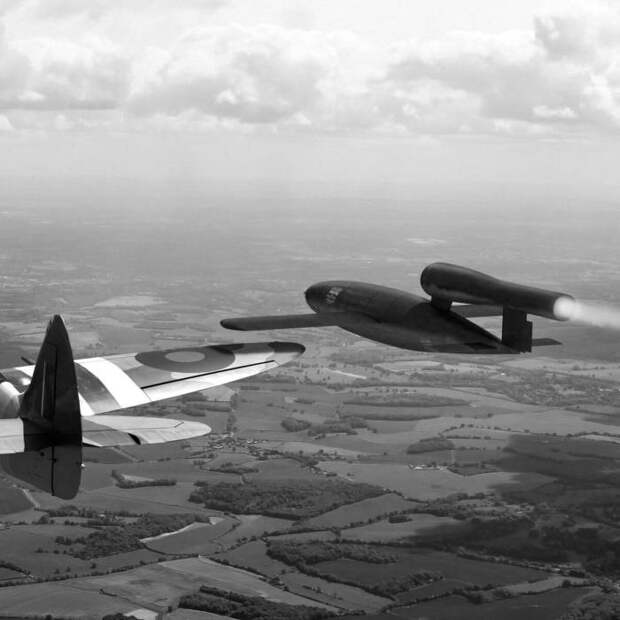 Британские пилоты нейтрализовали ФАУ-1, переворачивая их в полете. /Фото: itteren.nl