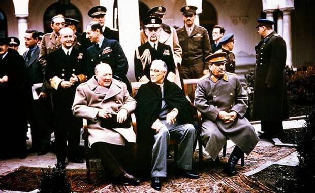 На фото: премьер-министр Великобритании У.Черчилль,президент США Ф.Д.Рузвельт и Маршал Советского Союза И.В.Сталин
