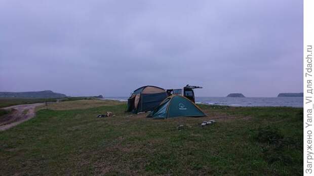 На весь пляж одна наша палатка.