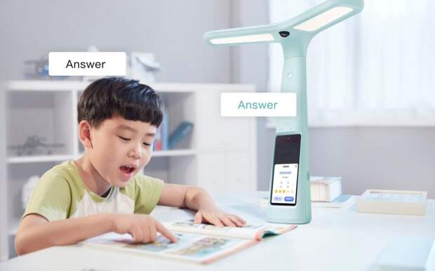 В Китае разработали настольную лампу, которая следит за ребенком и помогает в учебе