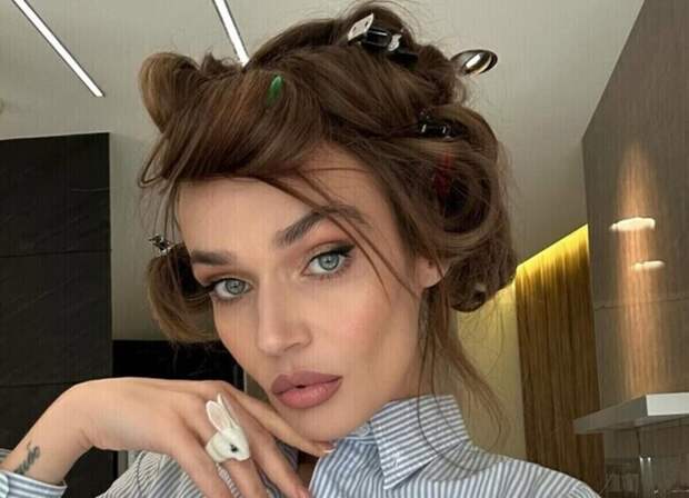 «Давление в стратосферу улетело»: Алена Водонаева взбудоражила поклонников образом с экстремальным декольте