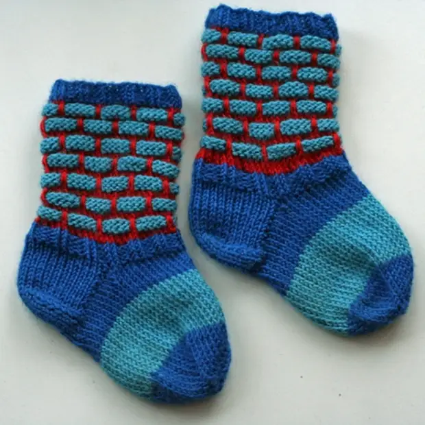 Носочки ребенку 6 лет. Вязаные носки. Носки детские вязаные. Вязаные носки для мальчика. Вязаные детские носочки спицами.