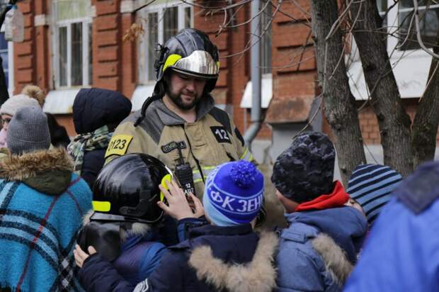 Сотрудники МЧС по ВАО провели День добрых дел в детском отделении больницы. Фото: Пресс-служба МЧС по ВАО Сотрудники МЧС по ВАО провели День добрых дел в детском отделении больницы. Фото: Пресс-служба МЧС по ВАО