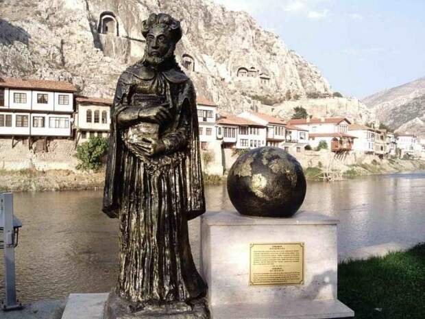 Памятник Страбону в городе Амасья, Турция. Современное фото.