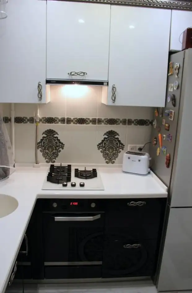 Кухня 6 кв хрущевка. Кухня в хрущевке 30 кв. Кухня в хрущевке. Кухня в хрущевке 5 кв м лорето. 10 прямая с холодильником и мойкой у окна.