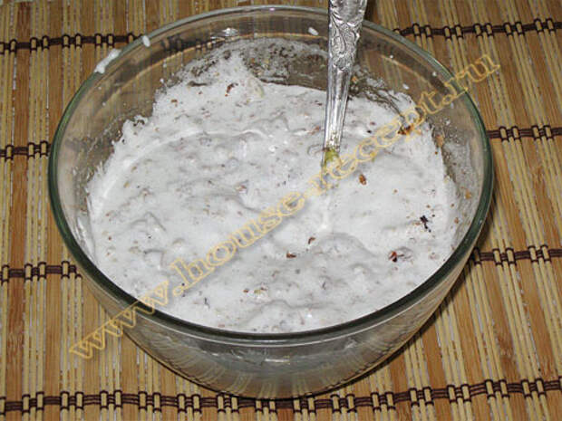 Взбитые белки с орехами для коржей