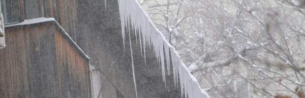 В Алматы усилили контроль за очисткой крыш от снега и наледи