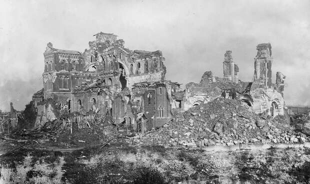 Руины собора во Франции после войны