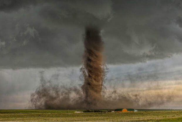 Потрясающее фото торнадо.