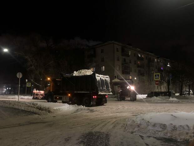 В Петербурге городские службы ведут усиленную работу после сильного снегопада