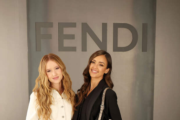 Актриса Джессика Альба появилась на модном показе с 14-летней дочерью