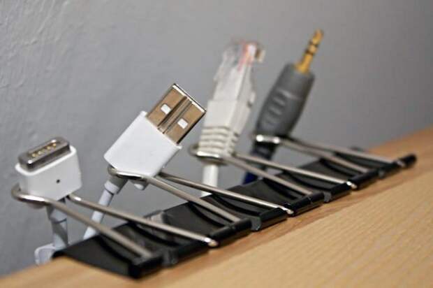 Канцелярские прищепки/зажимы для бумаг как держатель для небольших наушников и проводов/кабелей