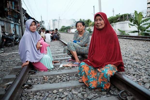 21. Женщины с удобством расположились на железнодорожных рельсах бедность, джакарта, железная дорога, индонезия, нищета, репортаж, трущобы