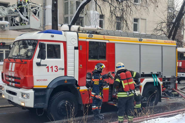 До 6 человек выпрыгнули из горящего хостела на севере Москвы